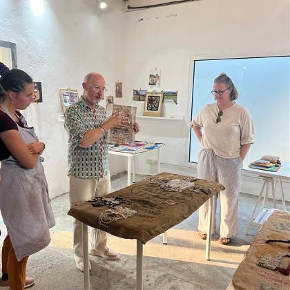 Graham Hollick in studio - rug hooking workshop tutorial.