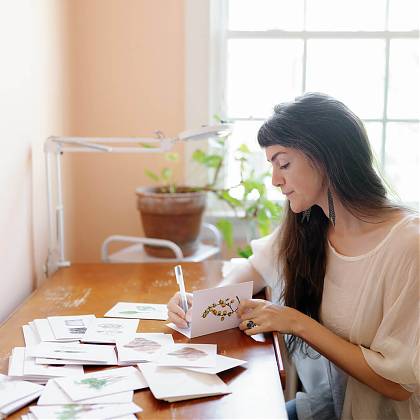Headshot of Botanical Artist & Tutor Molly Reeder, Atelier Clos Mirabel, France.
