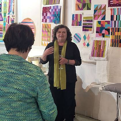 Quilting student at Tara Faughnan's quilting workshop at Atelier Clos Mirabel.