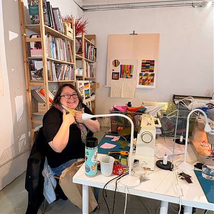 Quilting student at Tara Faughnan's quilting workshop at Atelier Clos Mirabel.