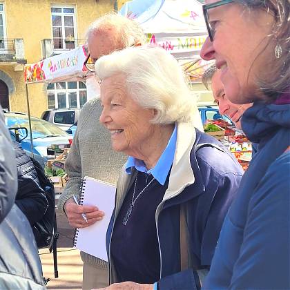 Students on location with Rita Sabler - sketching in the market.