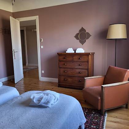 Clos Mirabel Atelier, Pink bedroom with double or twin beds.