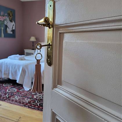 Clos Mirabel Atelier, Pink bedroom with key in the door.