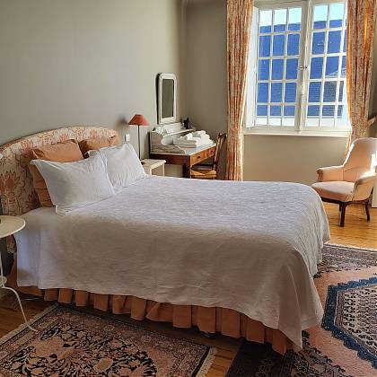 Clos Mirabel Atelier, Peach bedroom with double bed.